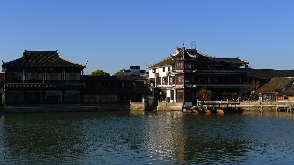 逃离废弃高校